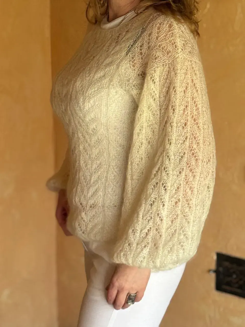 Вязаний светер handmade молочного кольору